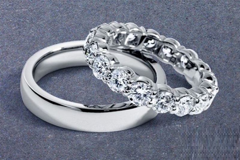 Vàng trắng 750 là vàng 18K, chứa khoảng 75% vàng nguyên chất và được pha hợp kim để tạo màu trắng sáng. 