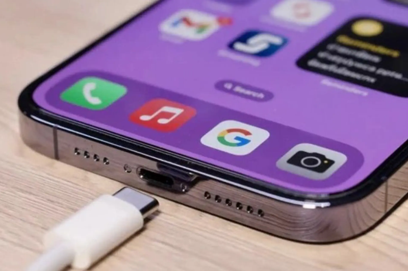 Quan sát độ sắc nét của ốc đít iPhone; dấu hiệu trầy xước thường cho thấy máy đã bị mở để thay pin.
