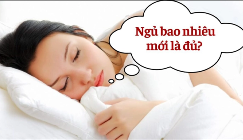 Nhu cầu ngủ thay đổi theo độ tuổi, từ 14–17 giờ ở trẻ sơ sinh đến khoảng 7–9 giờ ở phần lớn người trưởng thành 