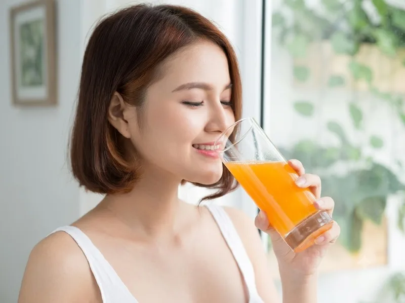 Uống nước cam đúng cách giúp bổ sung dinh dưỡng hiệu quả hơn.